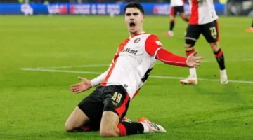 هدف خيالي.. نجل فان بيرسي يبهر الجماهير في الدوري الهولندي أمام كاميرا التلفاز